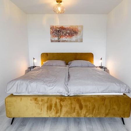 Cozy Apartment Near City Centrum And Bratislava Airport Buitenkant foto