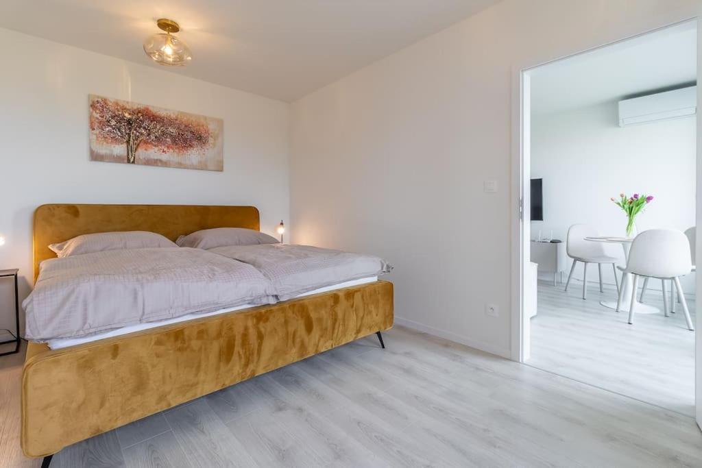 Cozy Apartment Near City Centrum And Bratislava Airport Buitenkant foto