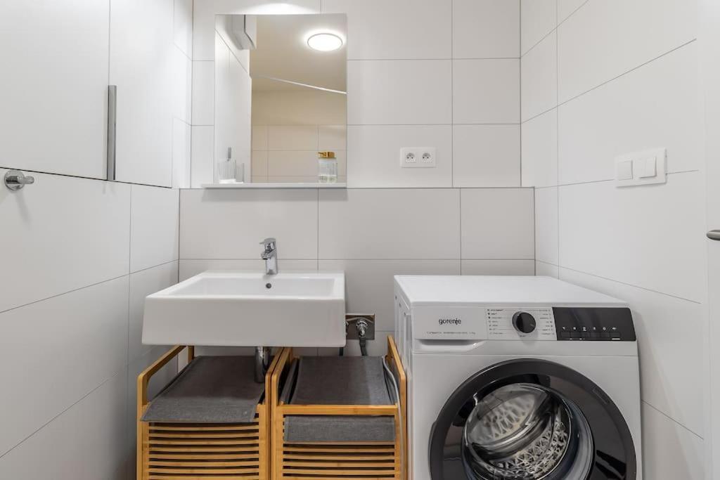 Cozy Apartment Near City Centrum And Bratislava Airport Buitenkant foto