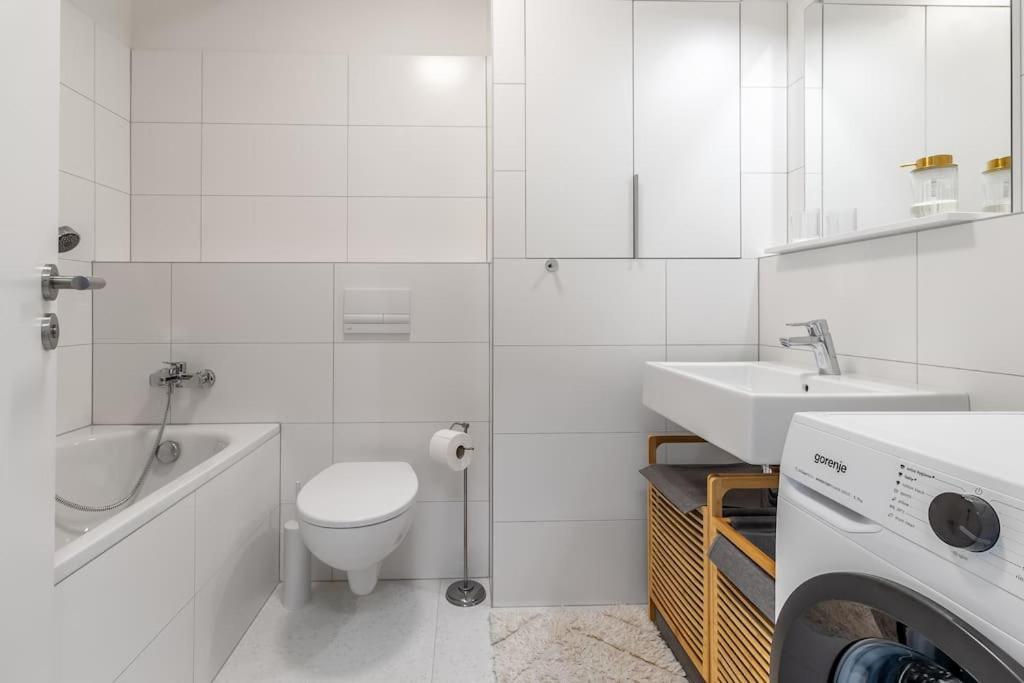 Cozy Apartment Near City Centrum And Bratislava Airport Buitenkant foto