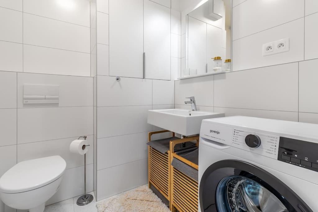 Cozy Apartment Near City Centrum And Bratislava Airport Buitenkant foto