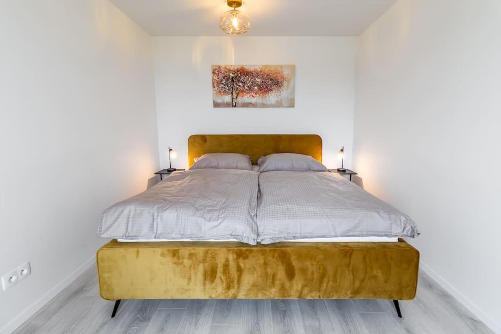 Cozy Apartment Near City Centrum And Bratislava Airport Buitenkant foto
