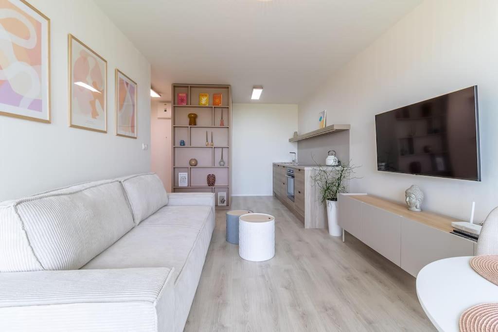 Cozy Apartment Near City Centrum And Bratislava Airport Buitenkant foto