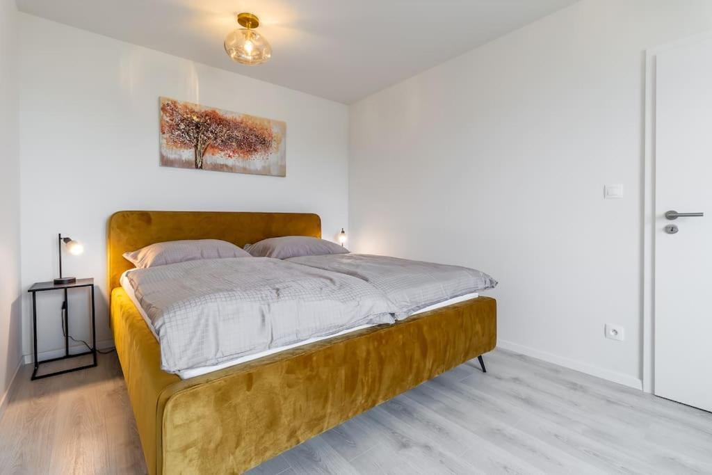 Cozy Apartment Near City Centrum And Bratislava Airport Buitenkant foto