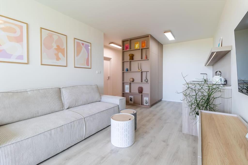 Cozy Apartment Near City Centrum And Bratislava Airport Buitenkant foto